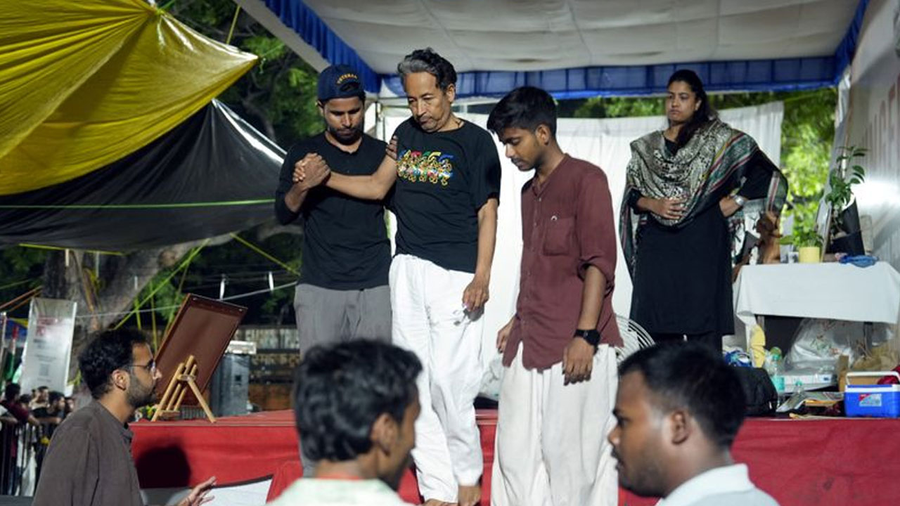 Sonam Wangchuk: ఆమ‌ర‌ణ దీక్ష‌కు బ్రేక్‌.. సోన‌మ్ వాంగ్‌చుక్‌ను ఆస్ప‌త్రికి త‌ర‌లించిన పోలీసులు