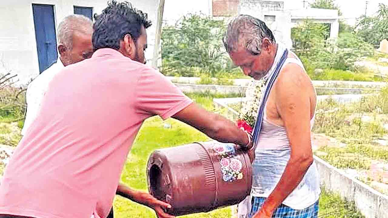 శ్మశానవాటికలోనూ నీటి కరువు