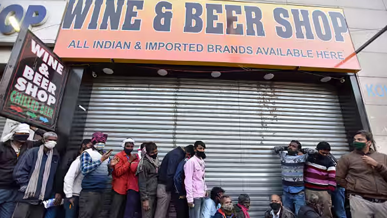 Liquor shops: సీజేపీ ఆందోళ‌న‌లు..  ఢిల్లీలో రాత్రి 8 గంట‌ల‌కే లిక్క‌ర్ షాపులు బంద్‌