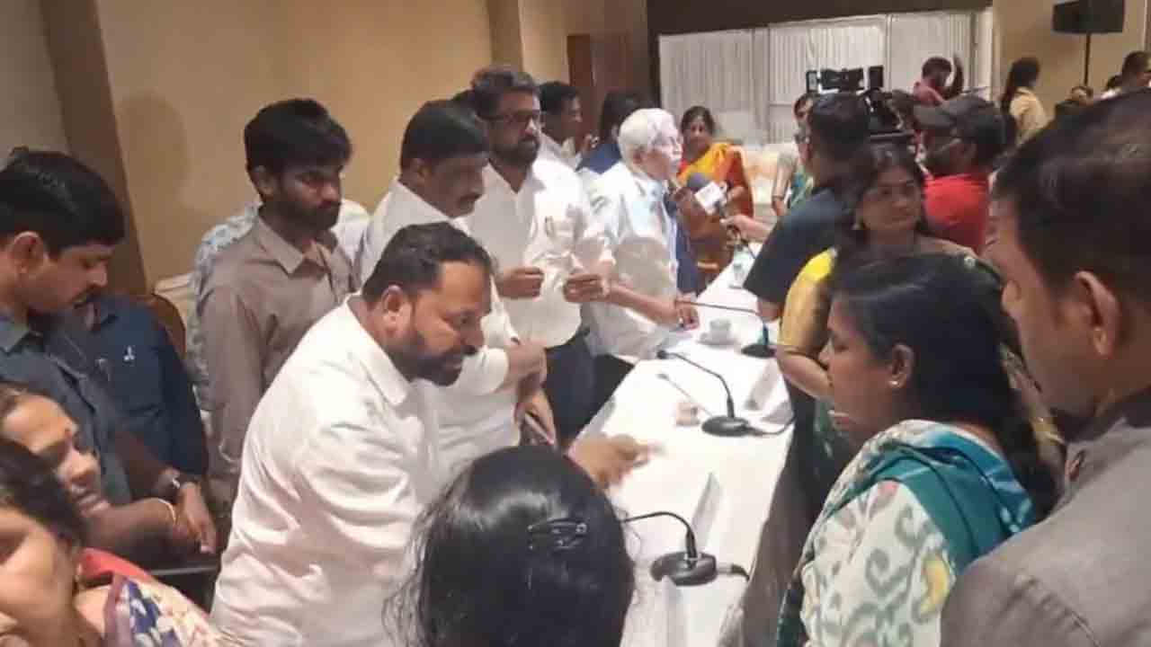 Telangana movement activists | అద్దంకి దయాకర్‌తో మహిళా ఉద్యమకారుల వాగ్వాదం.. వీడియో