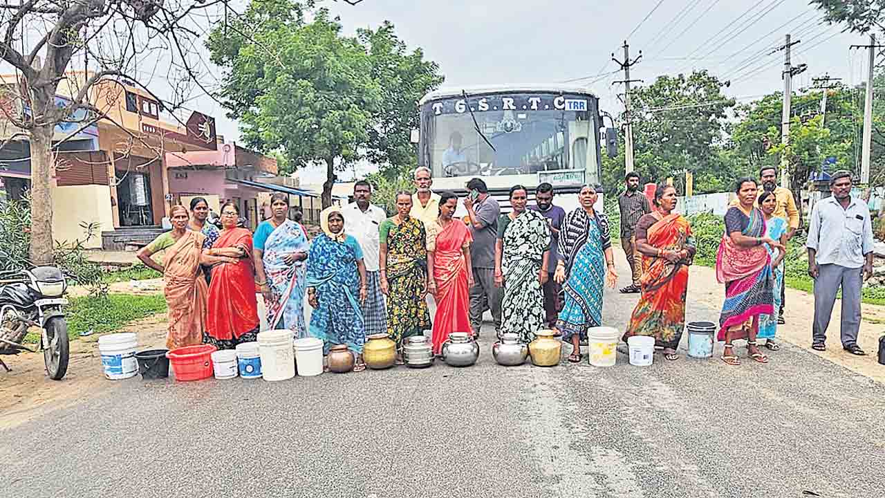 ఎమ్మెల్యే సామేల్‌ ఉన్నా లాభం లేదు.. ఖాళీ బిందెలతో మహిళల రాస్తారోకో