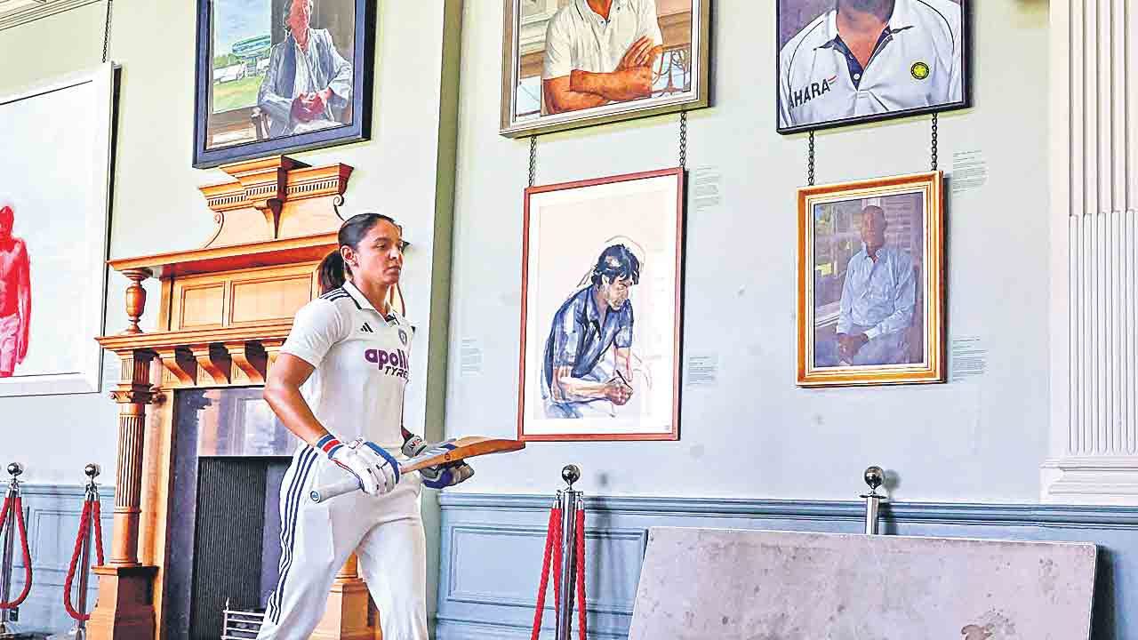 క్రికెట్‌ మక్కాలో అమ్మాయిల తొలి సంతకం
