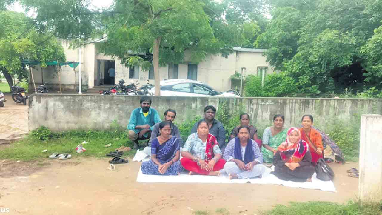 డబుల్‌ బెడ్రూం ఇండ్లు కేటాయించాలి
