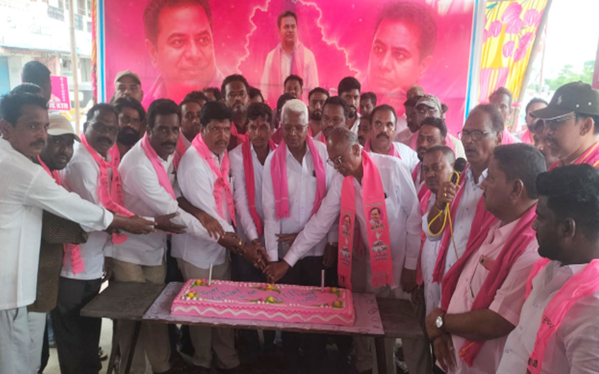 ఇల్లెందులో ఘనంగా కేటీఆర్ పుట్టినరోజు వేడుకలు