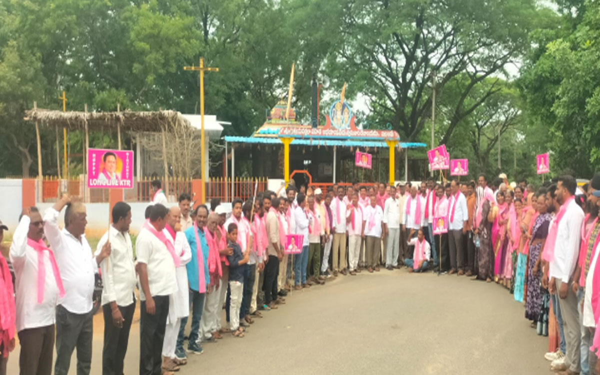 ఇల్లెందులో ఘనంగా కేటీఆర్ పుట్టినరోజు వేడుకలు