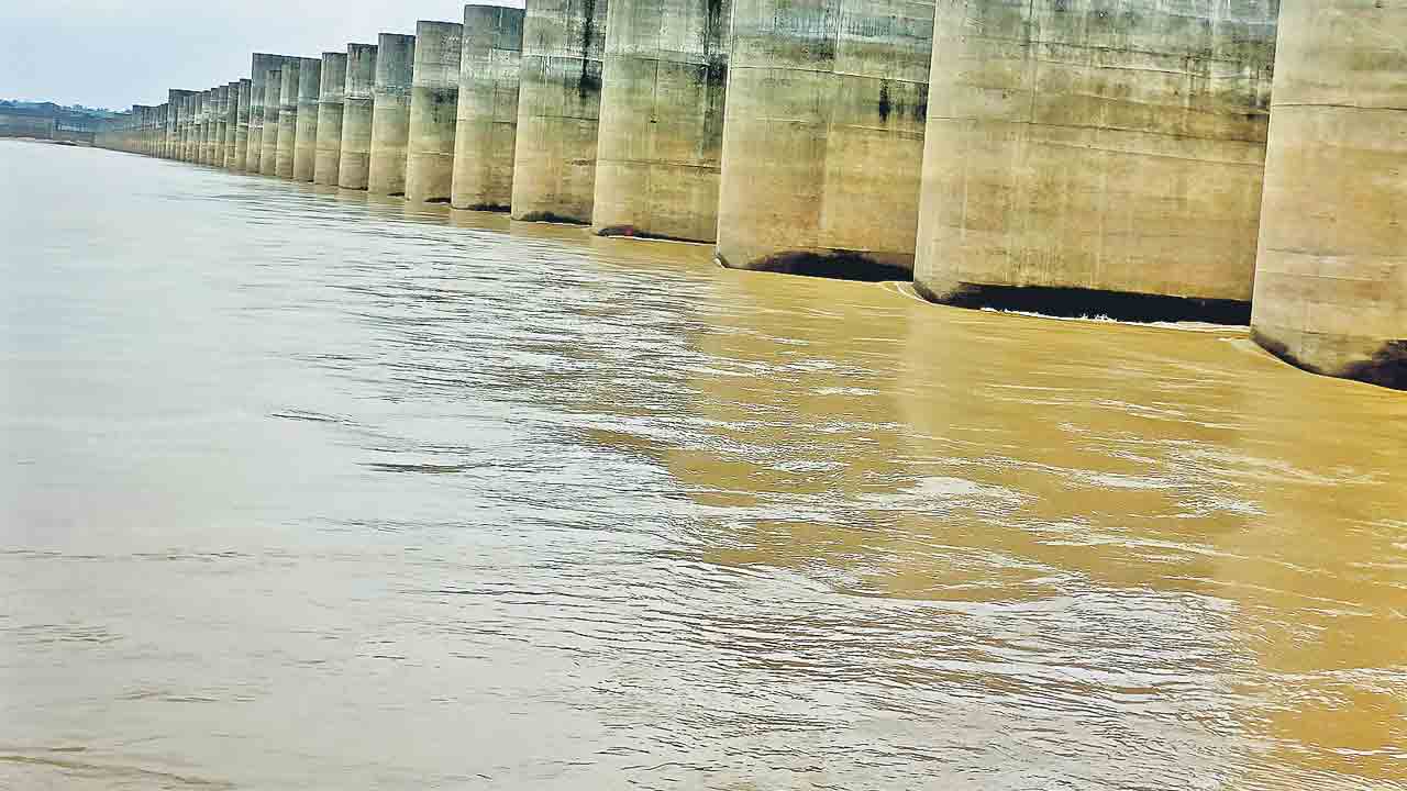 మేడిగడ్డకు 1,08,500 .. క్యూసెక్కుల ప్రవాహం