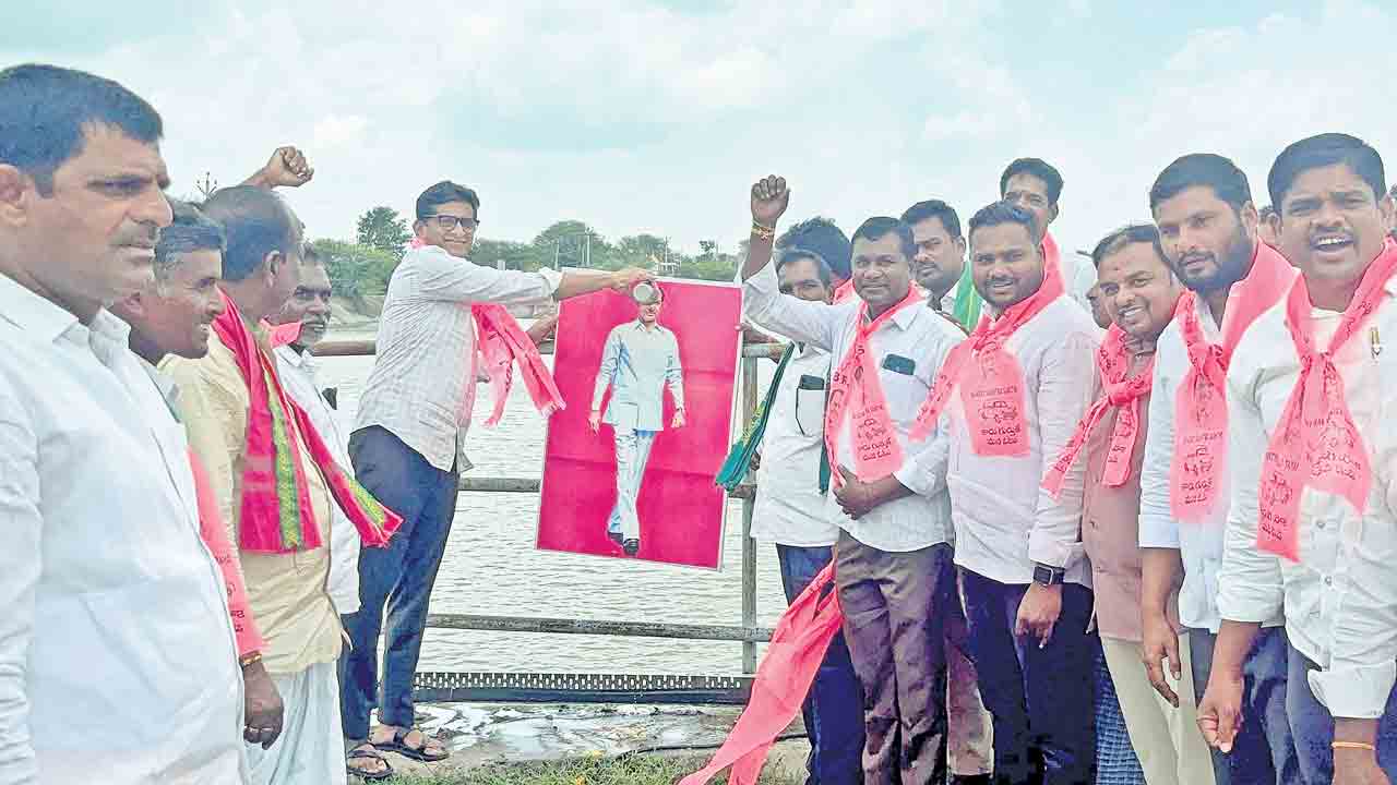 జీవనదిలా మార్చింది కేసీఆరే.. కన్నెపల్లి పంపులను ఆన్‌చేసి జలాశయాలను నింపాలి