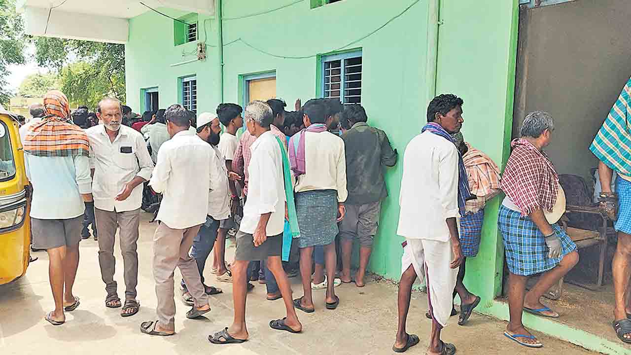 యూరియా బస్తాపై అదనపు బాదుడు