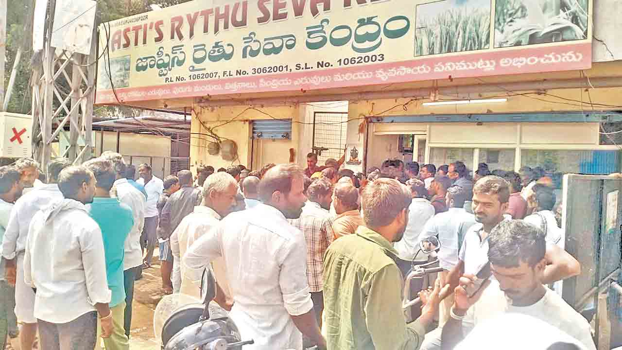 ‘రైతుబంధు’ దేవుడెరుగు.. పురుగు మందులేవి?