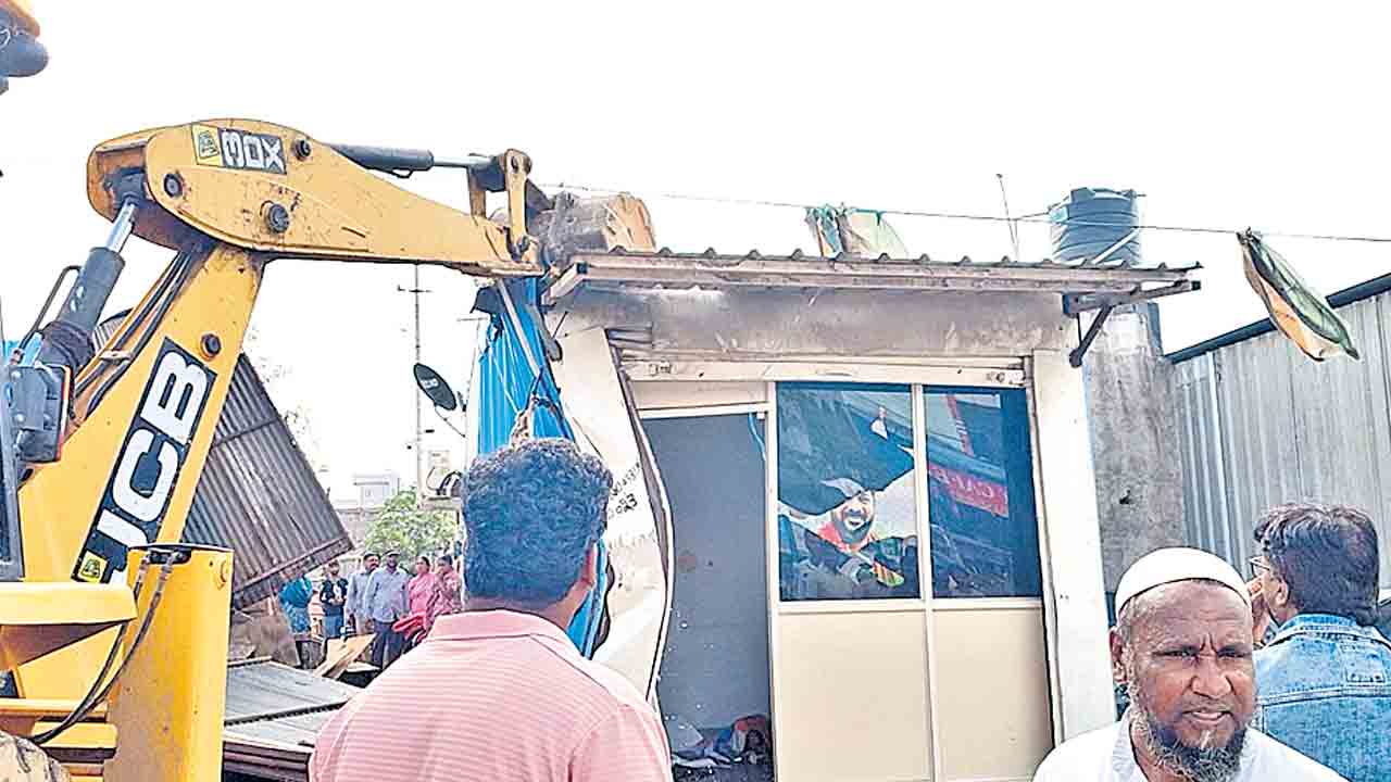 పేదల ఇండ్లపైకి బుల్డోజర్‌.. ‘దిల్‌’ భూముల్లో నిర్మాణాలపై రాష్ట్ర సర్కార్‌ ఉక్కుపాదం
