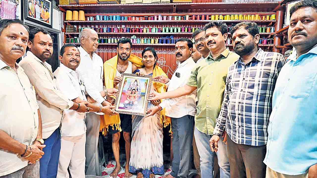 మూడు గంటల్లో చీర తయారీ.. పూర్తిగా మగ్గంపై చేనేత కళాకారుడి అద్భుత ప్రతిభ