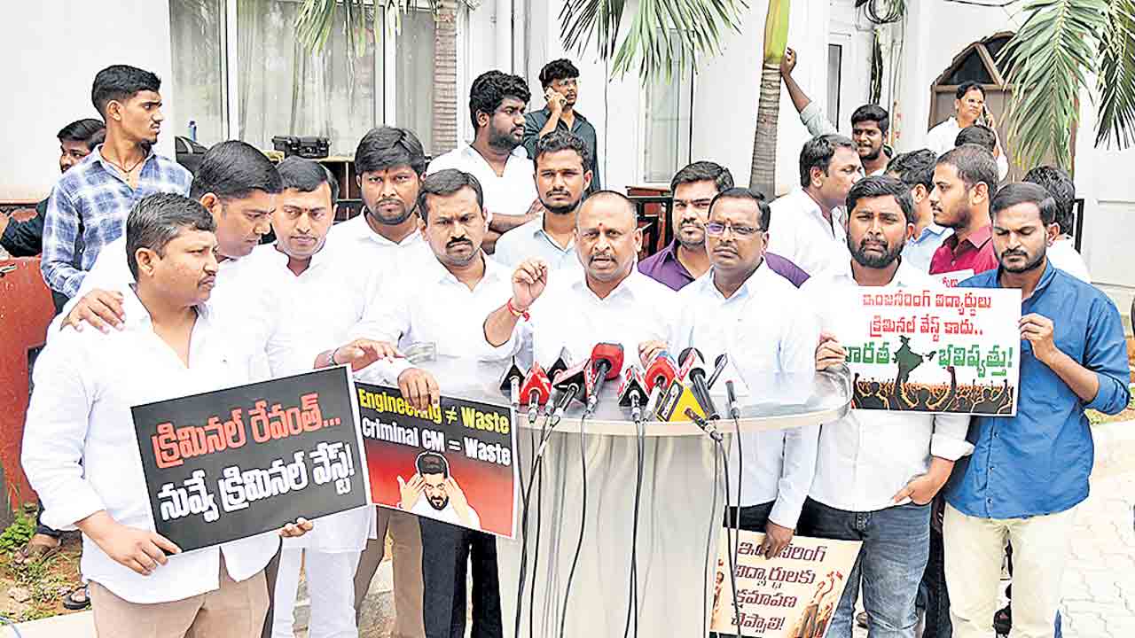 విద్యార్థులకు సీఎం క్షమాపణ చెప్పాల్సిందే