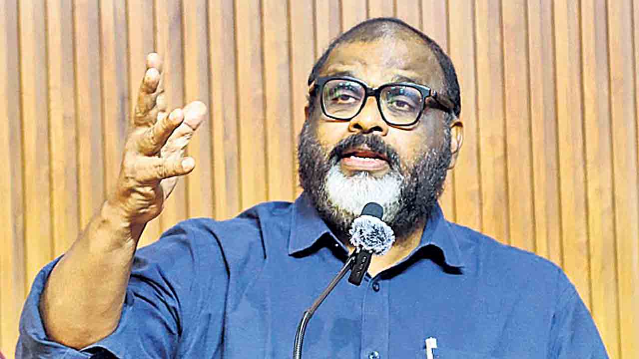 ఉచిత బస్సు అంటే ఎగబడతారు.. పిల్లల్ని మాత్రం ప్రైవేట్‌ స్కూల్‌కు