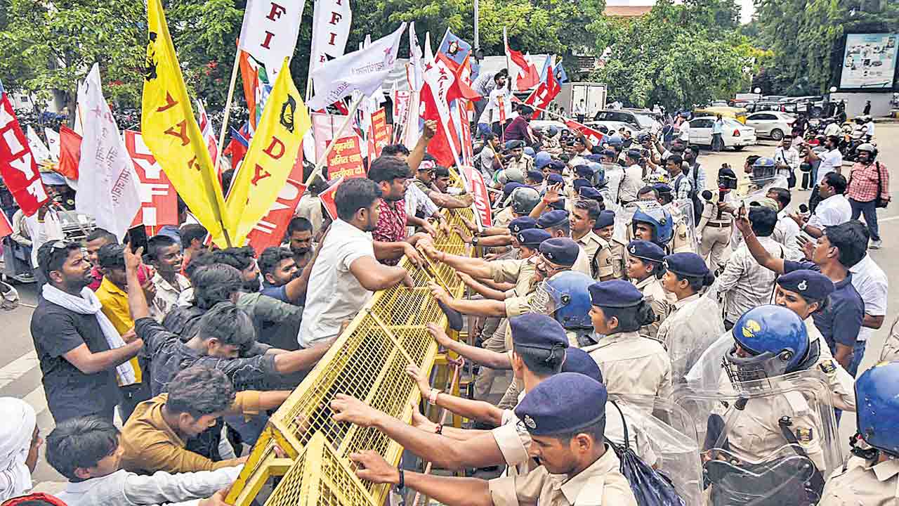 అరెస్టయిన విద్యార్థుల విడుదలెప్పుడు.. బీహార్‌లో రోడ్డెక్కిన విద్యార్థులు