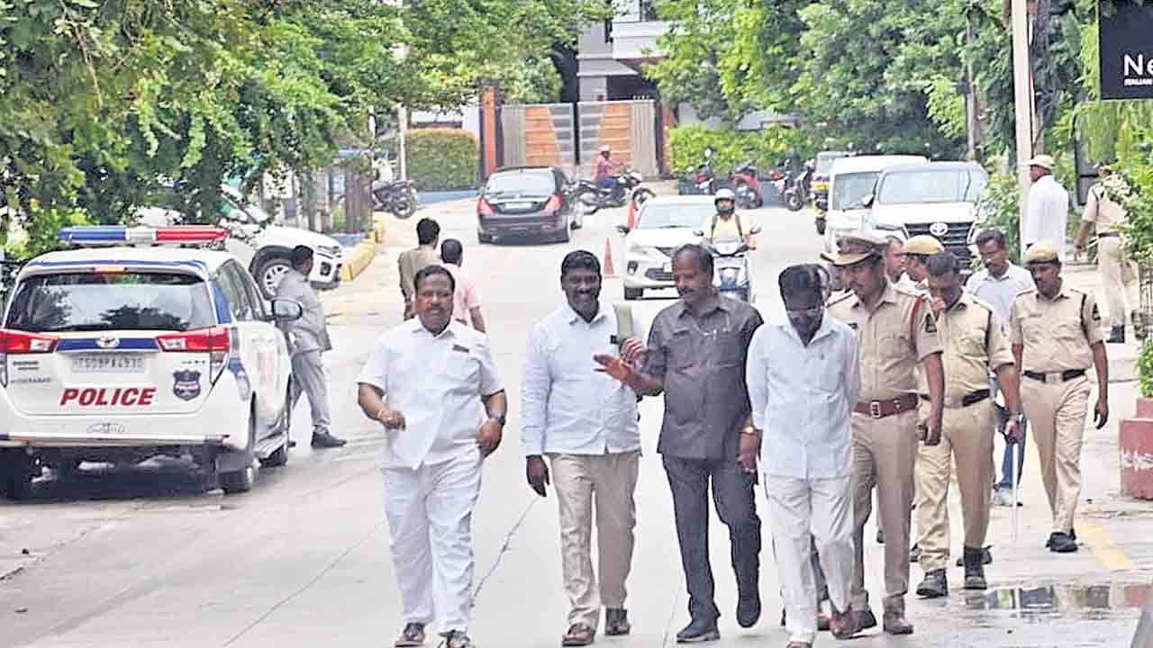 మాజీ సర్పంచ్‌ల గెంటివేత.. ముఖ్యమంత్రిని కలిసేందుకు రాగా వెళ్లగొట్టిన పోలీసులు