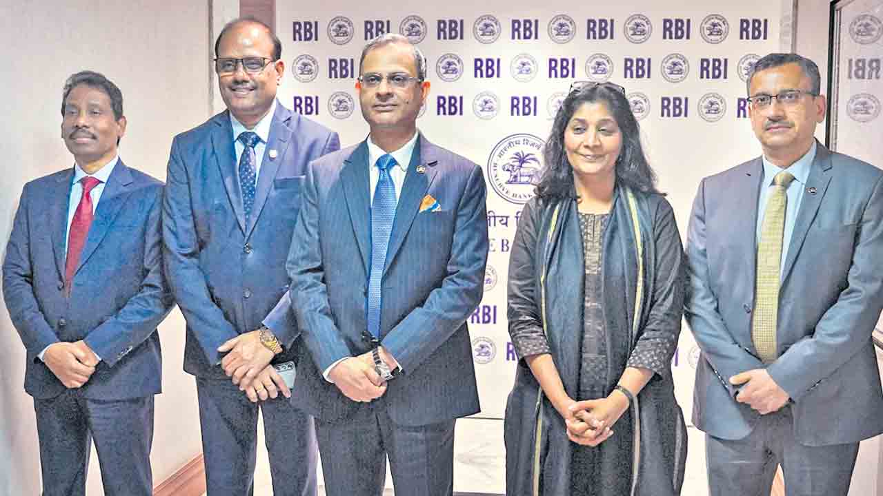 ఇక ప్లాస్టిక్‌ కరెన్సీ.. వచ్చే ఏడాది నుంచి చలామణిలోకి
