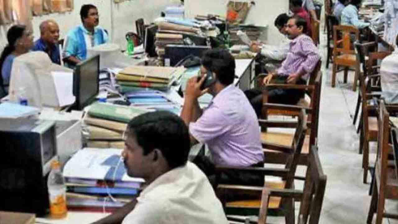 అత్యవసర విభాగాల్లోని ఉద్యోగుల సెలవులు రద్దు