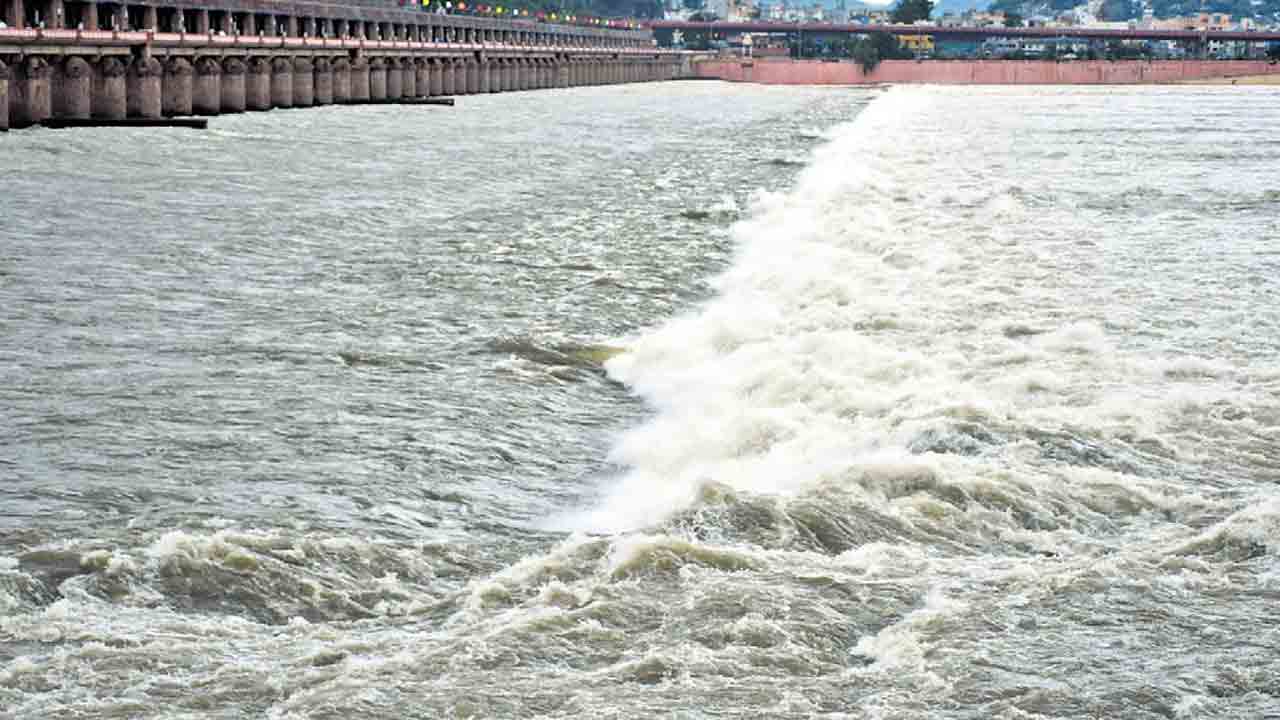 పోటెత్తిన కృష్ణమ్మ.. గోదావరిలో వరద తగ్గుముఖం..!