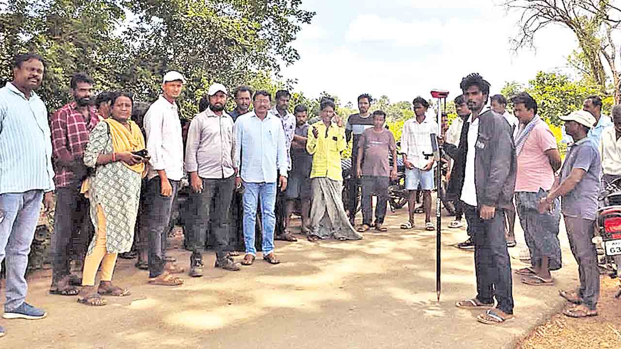 ‘సీతారామ’ కాలువలు మాకొద్దు.. సర్వే పనులను అడ్డుకున్న మల్లాయిగూడెం రైతులు