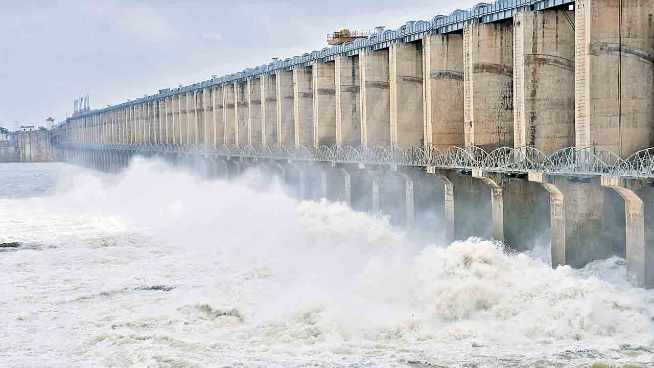పోటెత్తిన గోదావరి.. ఉరకలేస్తున్న కృష్ణమ్మ