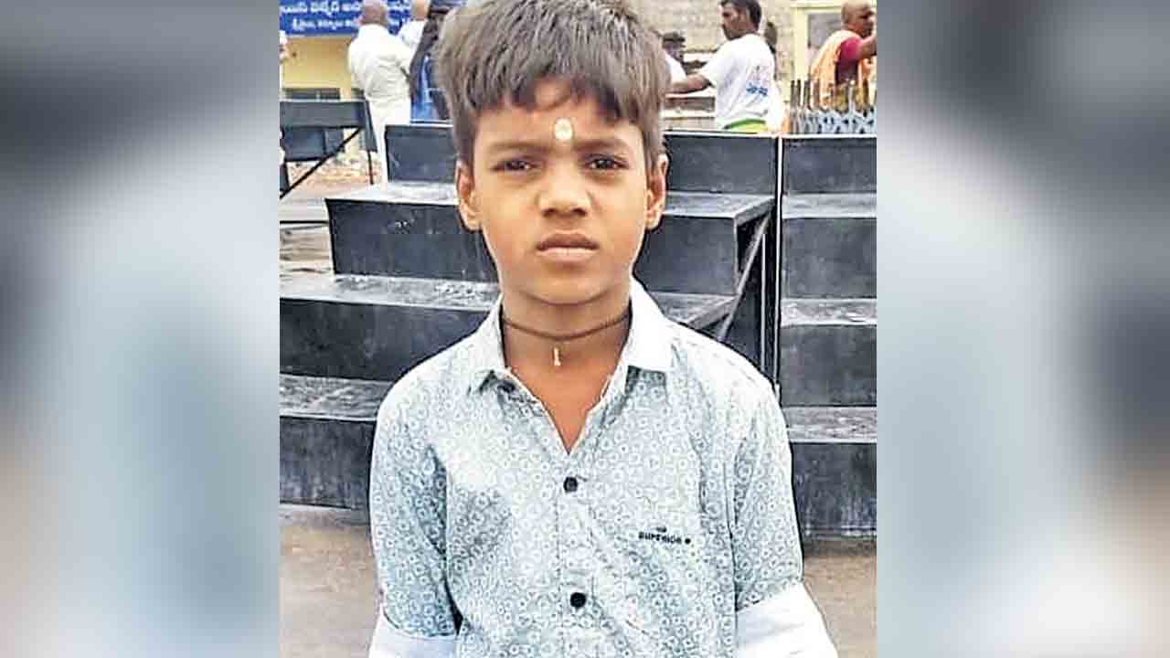 తరగతి గదిలో విద్యార్థిని కాటేసిన పాము.. చికిత్స పొందుతూ మృతి