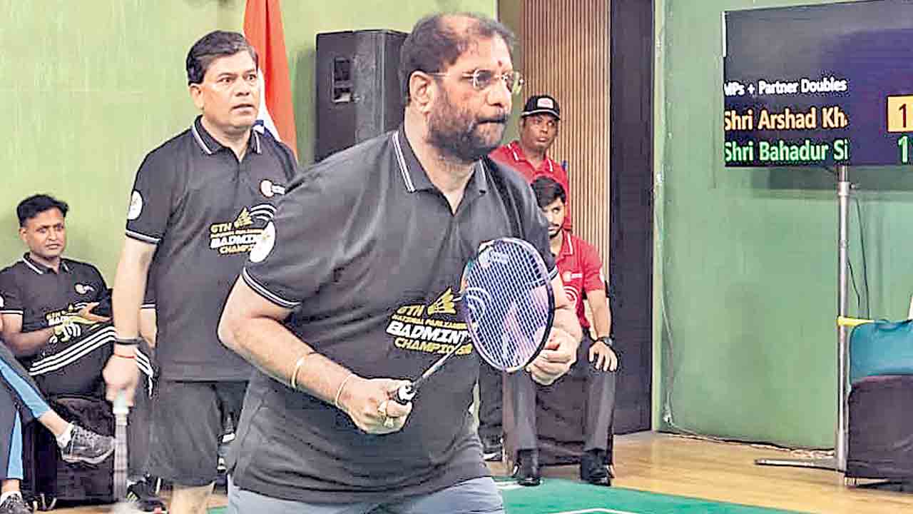 బ్యాడ్మింటన్‌ ఆడిన ఎంపీ వద్దిరాజు