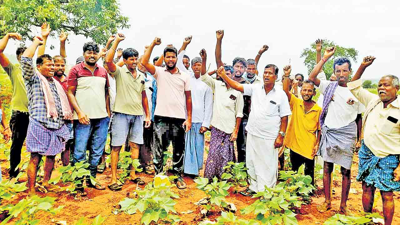 ఇదేం దౌర్జన్యం.. మాకు తెల్వకుండా సర్వే చేస్తరా?