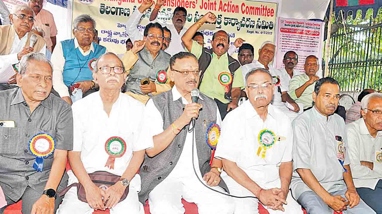 వెంటనే పీఆర్సీ బకాయిలు చెల్లించాలి