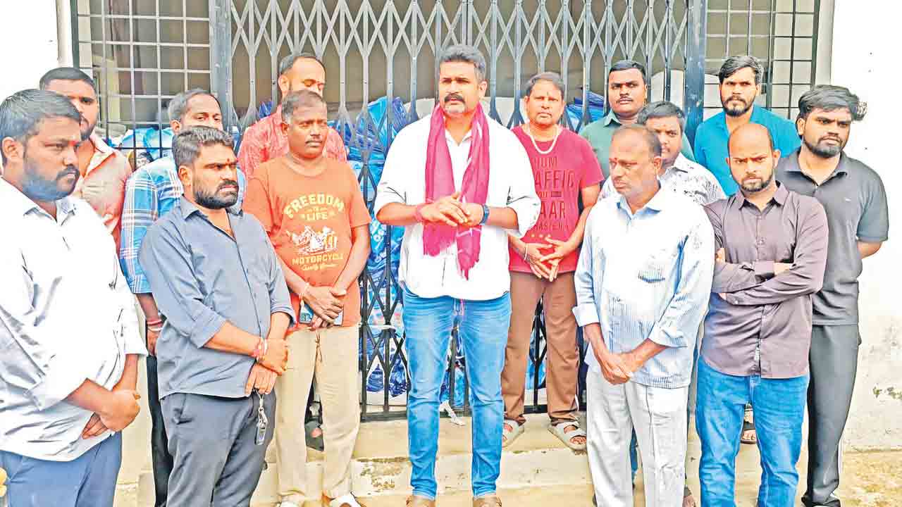 ఇందిరమ్మ చీరలు ఎలుకల పాలు!