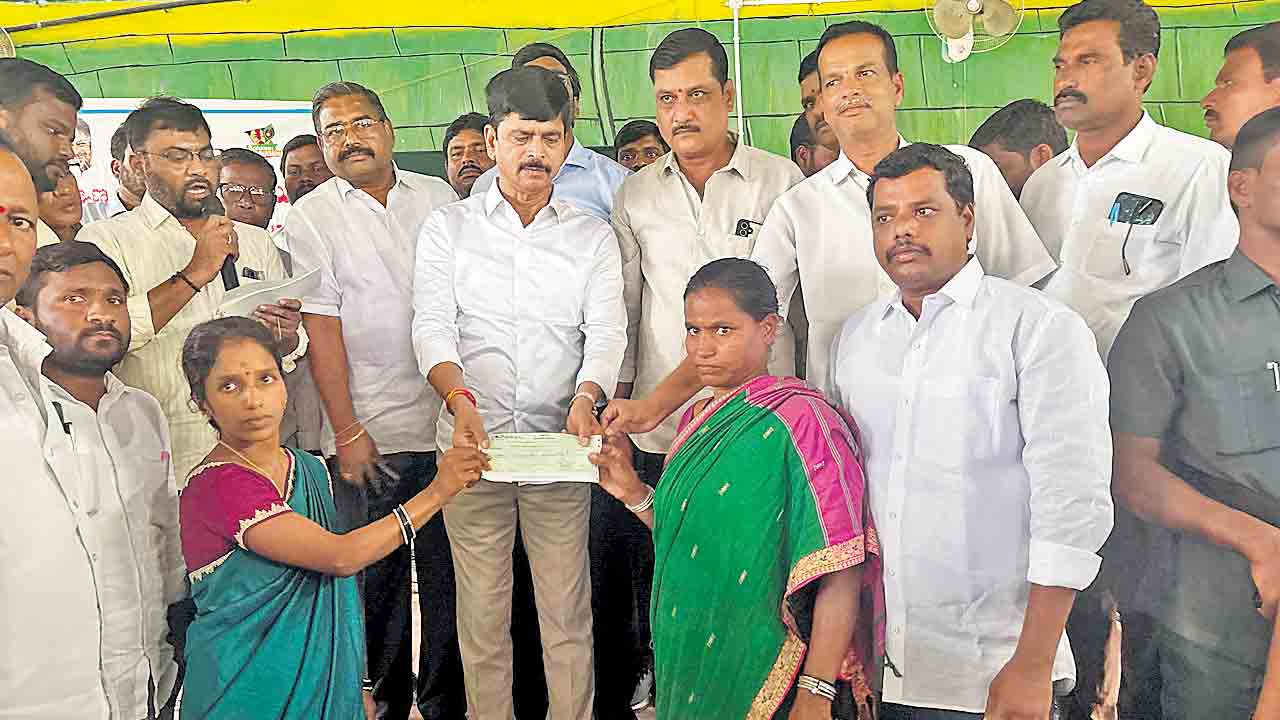 సీఎం ఇలాకా.. చెక్కుల ధోకా.. చెల్లని కల్యాణలక్ష్మి చెక్కులు పంపిణీ చేసిన రేవంత్‌ సోదరుడు