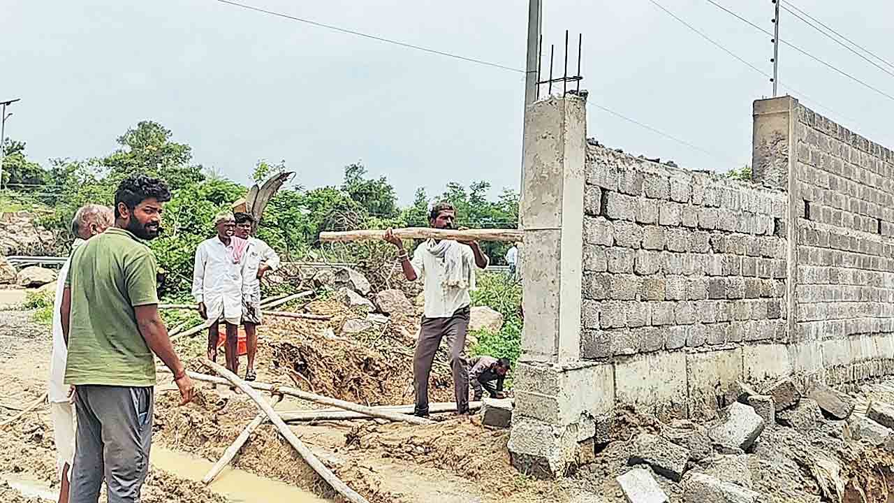షబ్బీర్‌ దారి ఆక్రమణ.. దండెత్తిన రైతులు