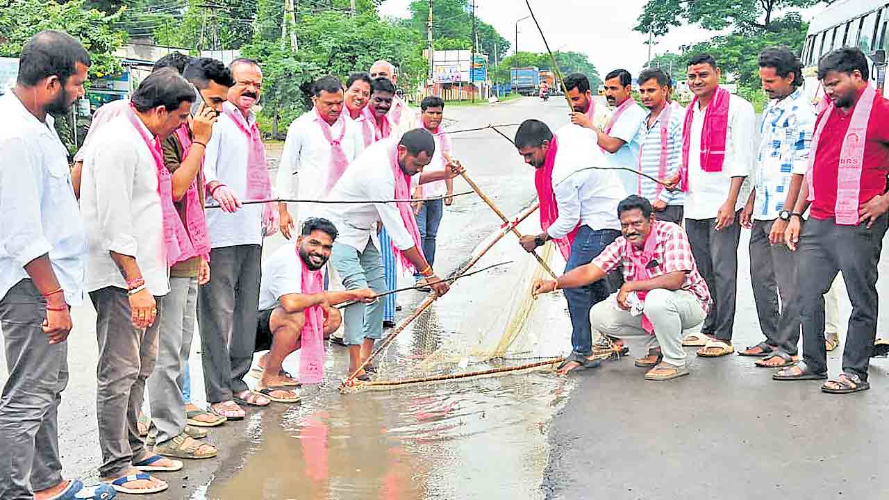 గుంతల రోడ్డుపై చేపల వేట.. భూపాలపల్లిలో బీఆర్‌ఎస్‌ వినూత్న నిరసన