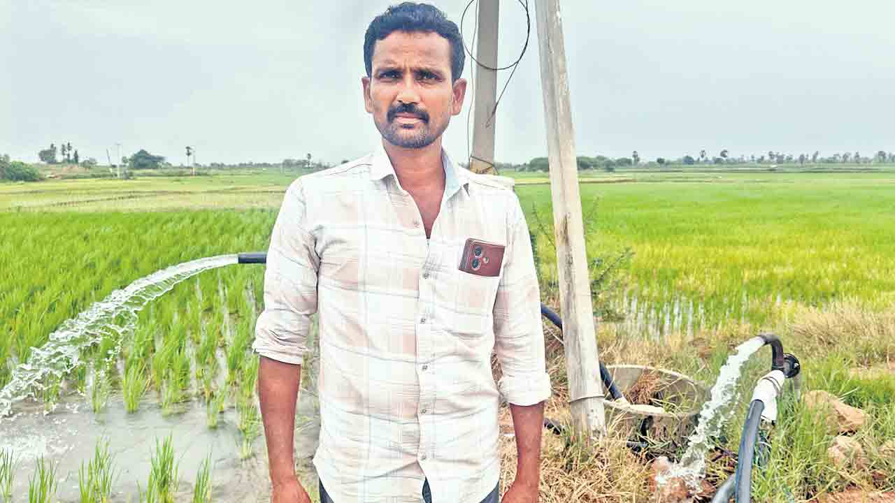 20 ఎకరాలు.. 20 మోటర్లు… పంటను కాపాడుకునేందుకు పాట్లు