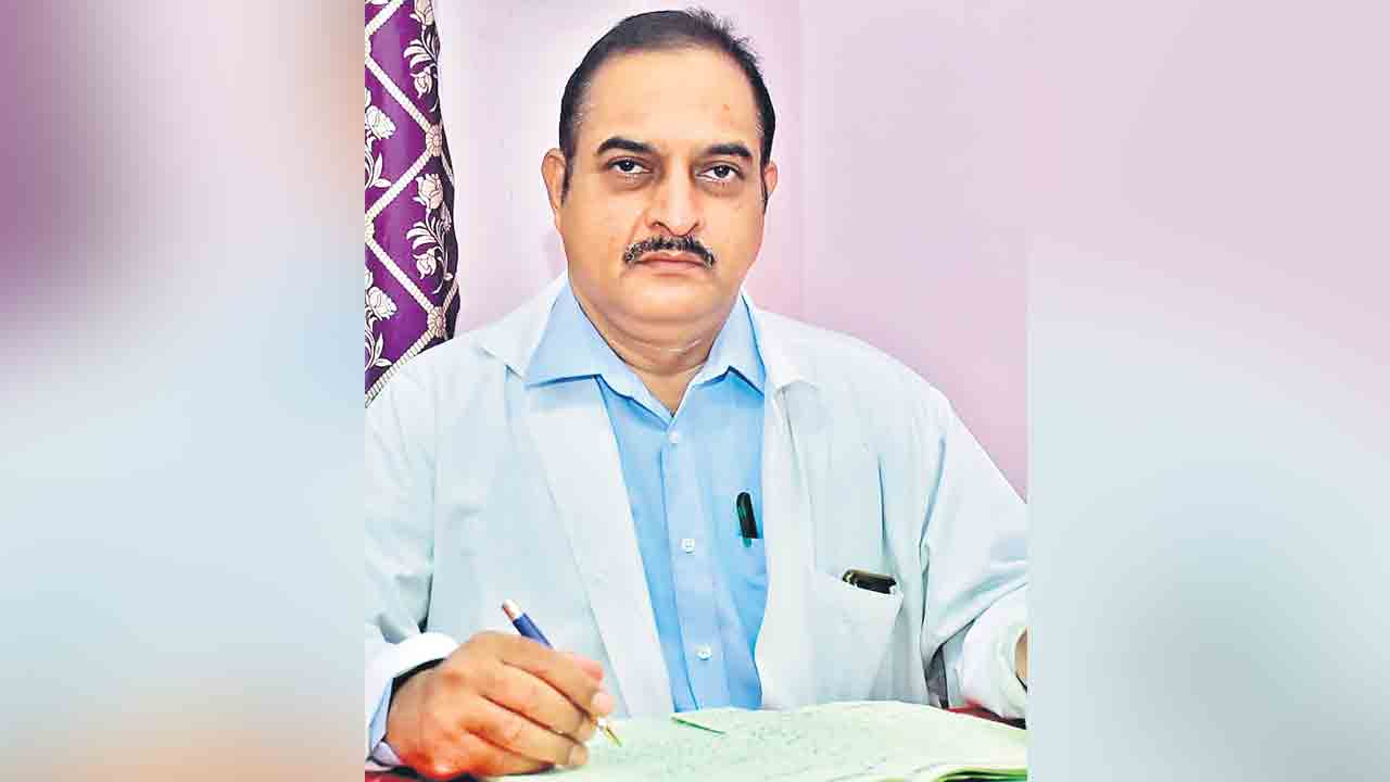 హెల్త్‌ యూనివర్సిటీ రిజిస్ట్రార్‌గా జేవీ వెంకటేశ్వర్లు