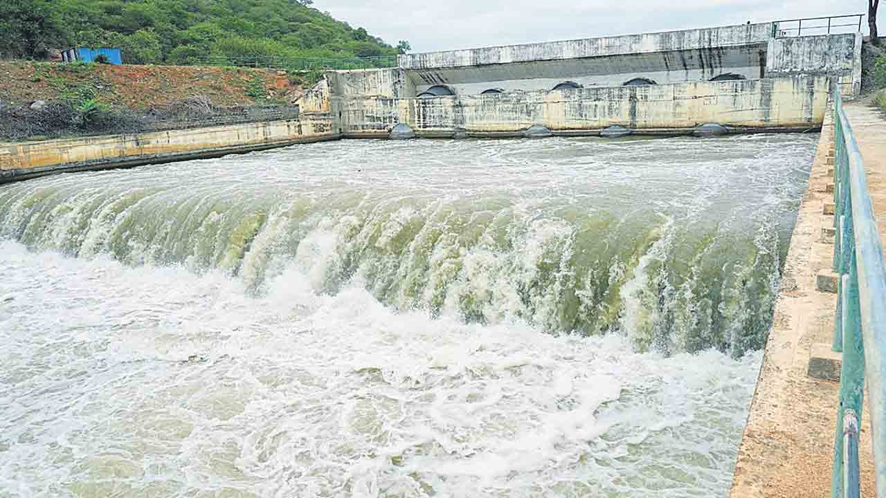 పగలు డిమాండ్‌.. రాత్రికి విడుదల.. బీఆర్‌ఎస్‌ ఒత్తిడితో దిగివచ్చిన సర్కార్‌.. ఎంజీకేఎల్‌ లిఫ్ట్‌లు ఆన్‌
