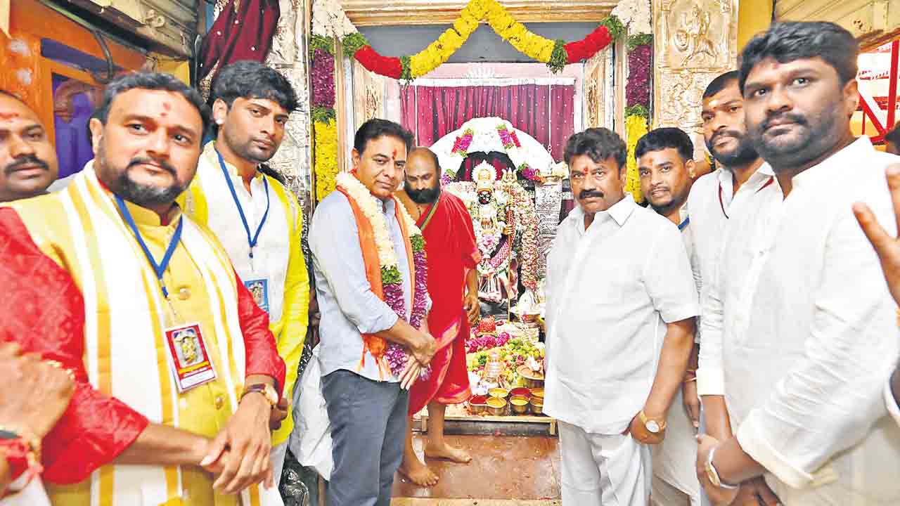 బోనాల ఉత్సవాల్లో కేటీఆర్‌.. పలు ఆలయాల్లో ప్రత్యేక పూజలు