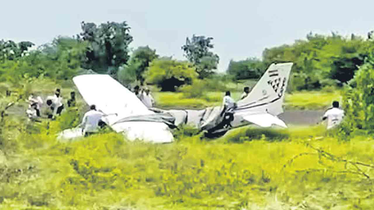 బారామతి ఎయిర్‌పోర్టులో కూలిన శిక్షణ విమానం