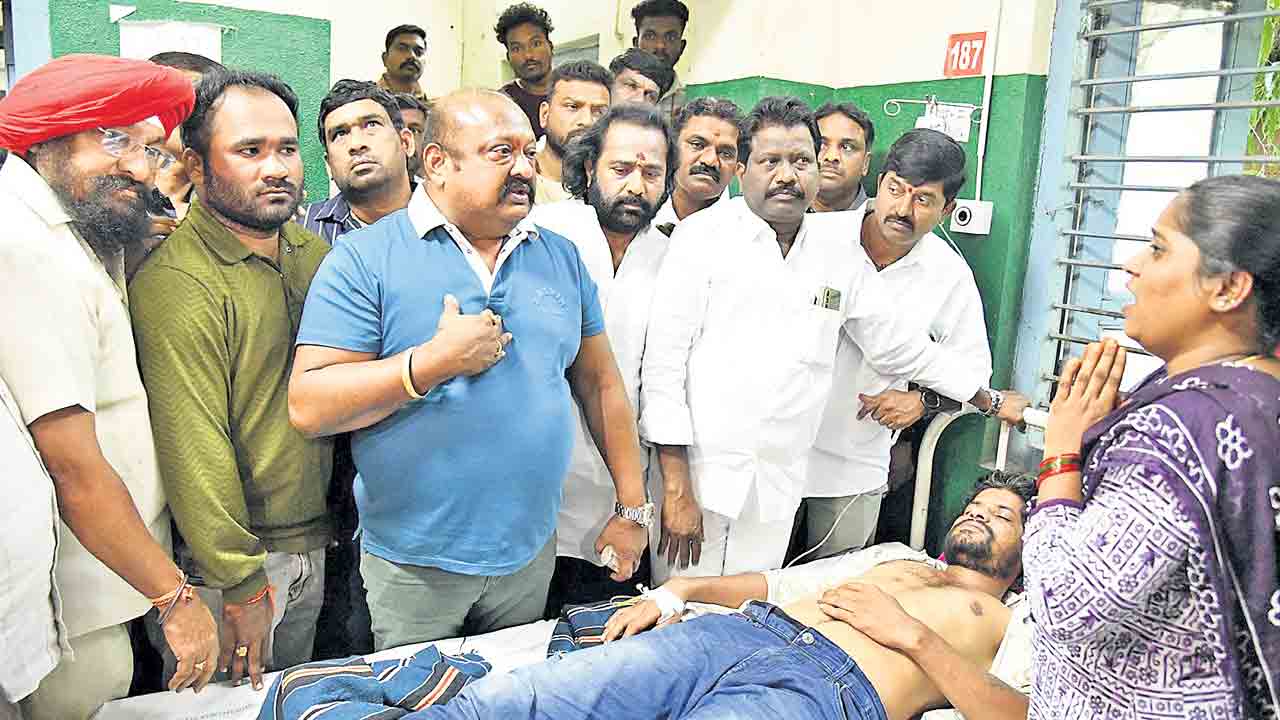 కరీంనగర్‌లో బీజేపీ గూండాగిరి.. బీఆర్‌ఎస్‌ కార్యకర్తపై హత్యాయత్నం