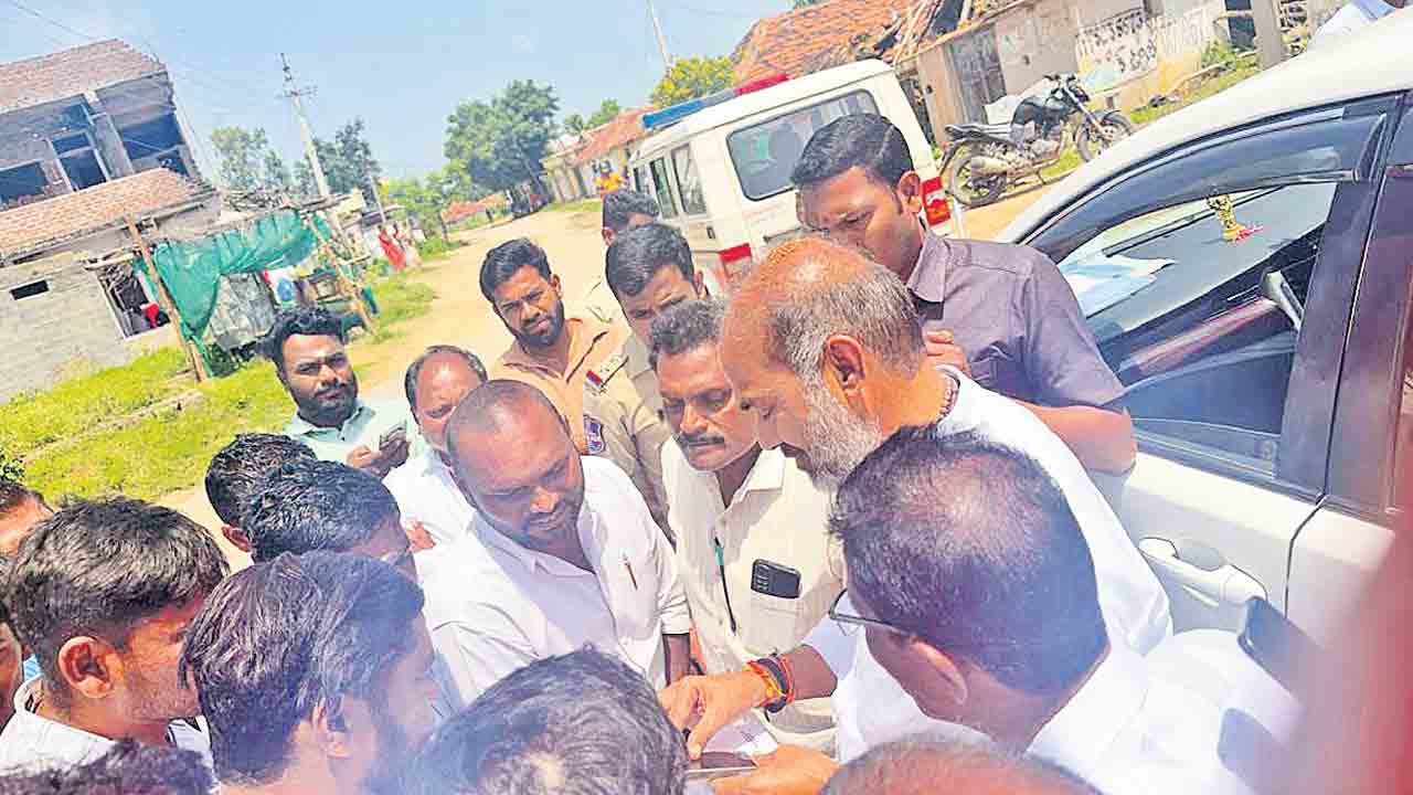 విప్‌ ఆది శ్రీనివాస్‌కు నిరసన సెగ.. వట్టిమల్లలో అడ్డుకున్న సర్పంచ్‌, గ్రామస్తులు