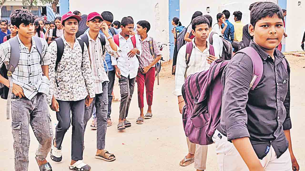 కొత్త ఏడాదిలోనూ పాత దుస్తులే.. నూతన విద్యా సంవత్సరంలో కూడా పాత దుస్తులతోనే పాఠశాలలకు విద్యార్థులు