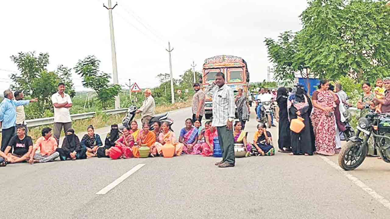 తాగునీటి కోసం రోడ్డెక్కిన మహిళలు.. ఖాళీ బిందెలతో కొండ భీమనపల్లి రహదారిపై ధర్నా