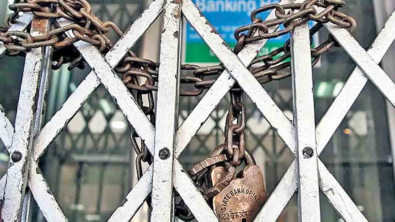 4 వేల బ్యాంక్‌ బ్రాంచ్‌లకు తాళం