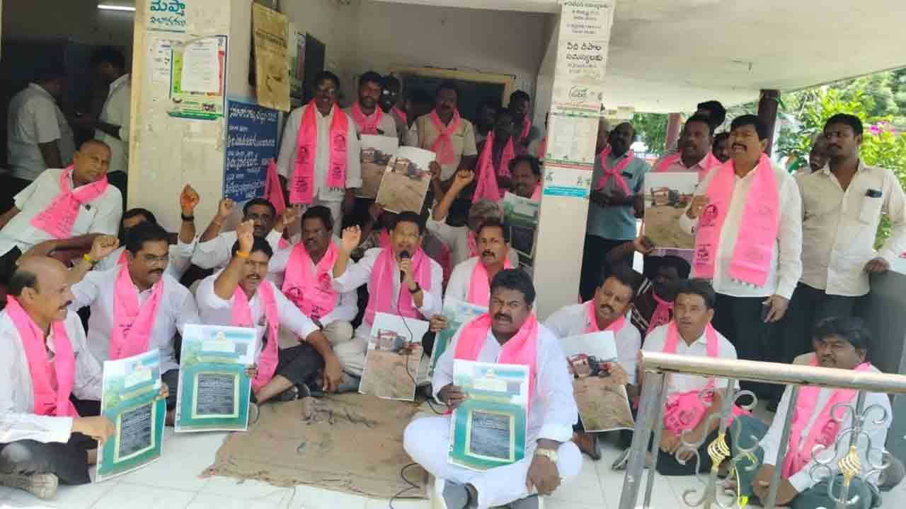 అభివృద్ధి పేరుతో విధ్వంసం.. మున్సిపల్‌ ఆఫీస్‌ ఎదుట బీఆర్‌ఎస్‌ ధర్నా