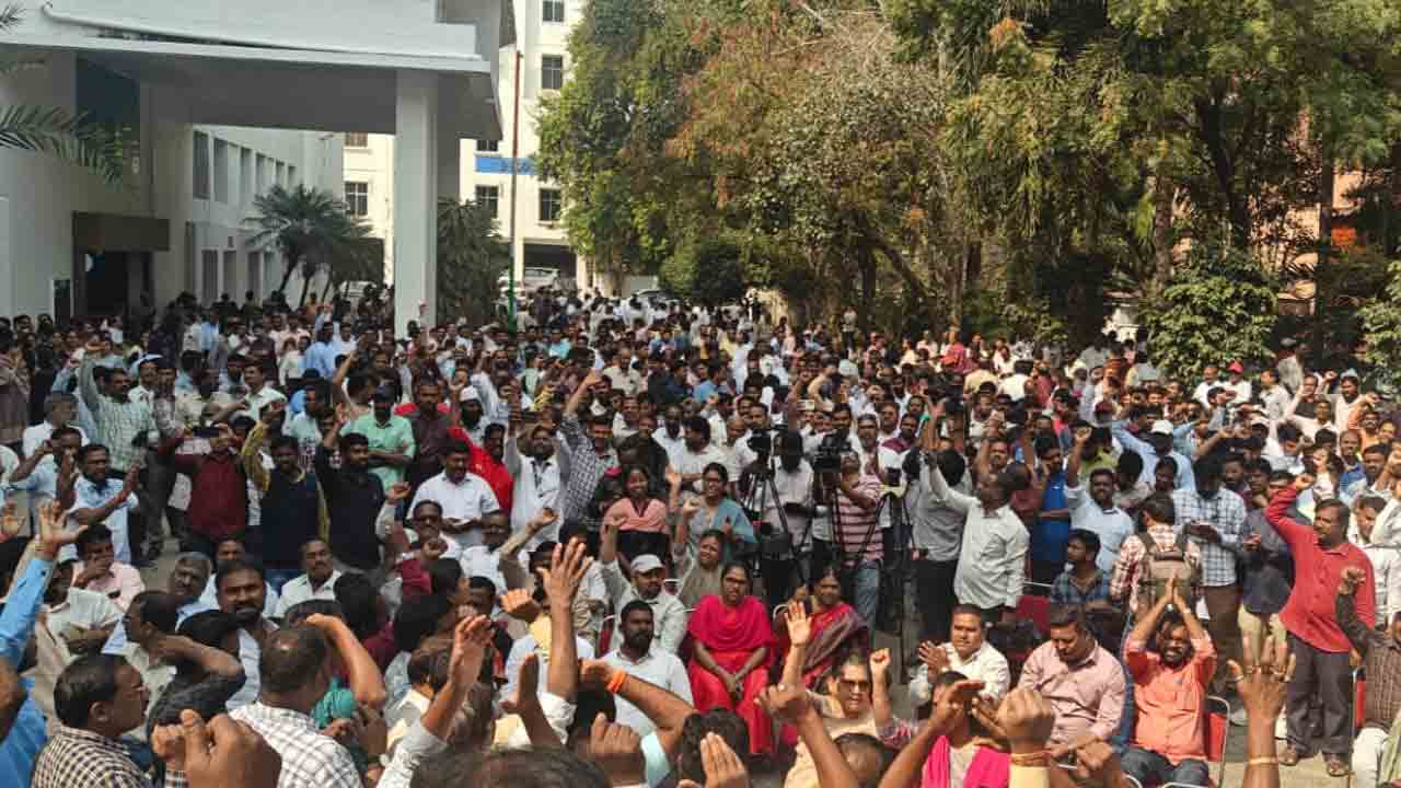 విద్యుత్తు ఉద్యోగుల సమరశంఖం