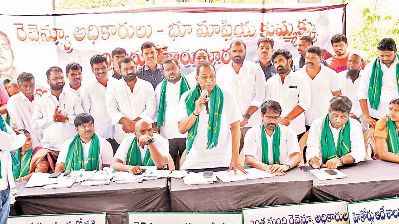 ఒక్క గుంటా పోనివ్వం.. మహాధర్నాలో బొమ్మరాశిపేట రైతులు