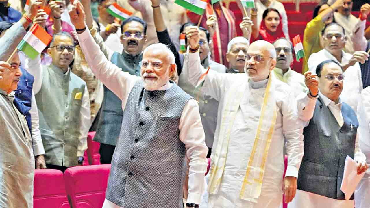 ఆత్మరక్షణలో మోదీ-షా!