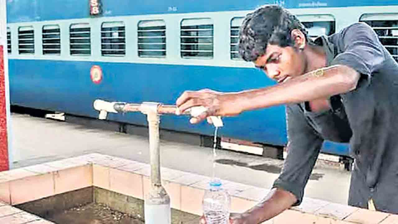 రైల్వే బడ్జెట్‌లో 44% నిధులు నిరుపయోగం