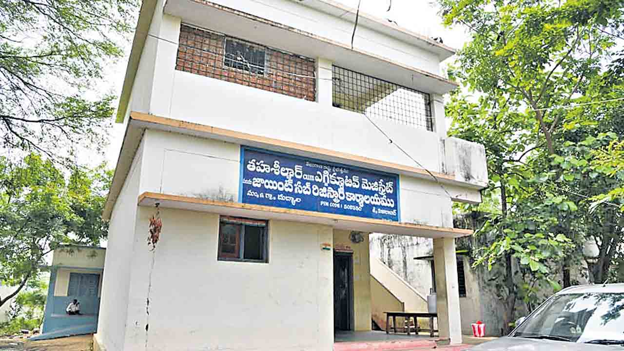తహసీల్‌లో డీల్‌.. మేడమ్‌కు బిగ్‌ గిఫ్ట్‌