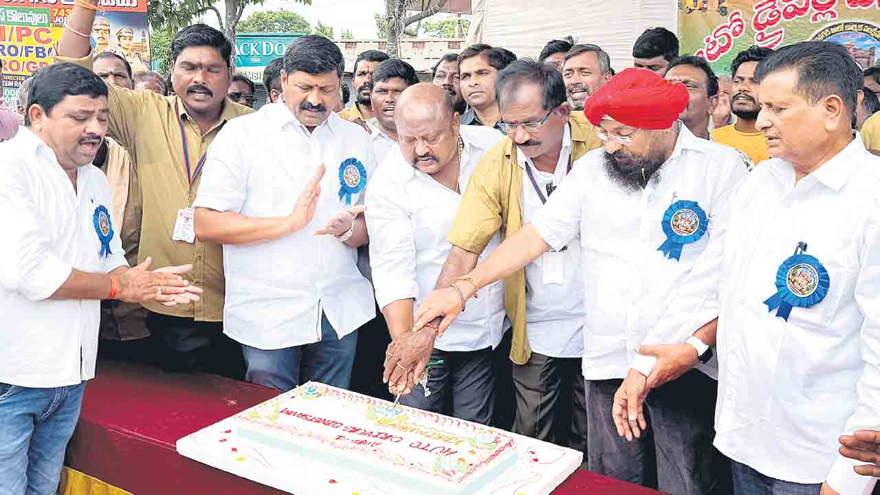 ఆటో కార్మికులను ఆదుకోవాలి.. ప్రభుత్వం వారికిచ్చిన హామీలను అమలు చేయాలి