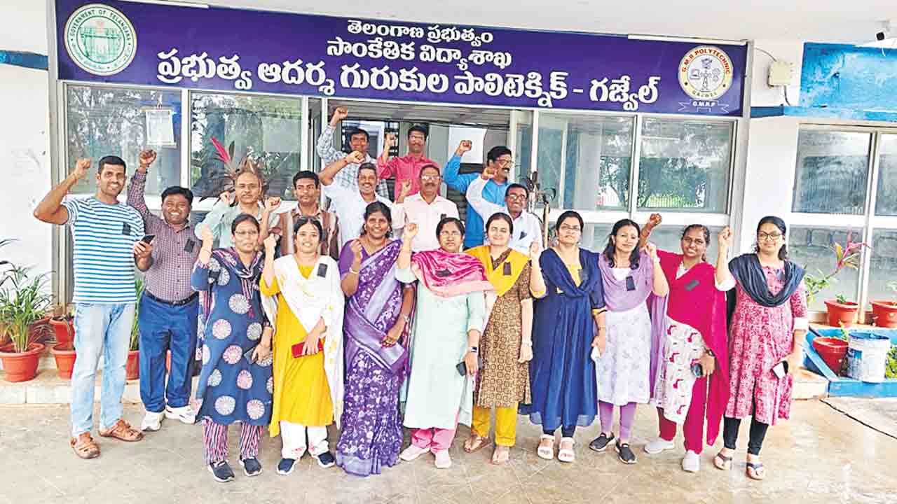 డాక్టరేట్‌ లేని వీసీ ఆదేశాలిస్తరా.. ఆయన కింద పనిచేయాల్నా?